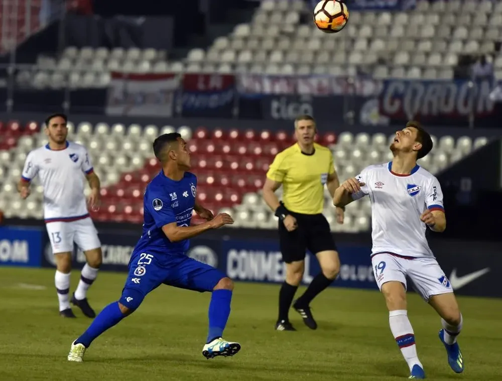 Santiago Romero e Ignacio Miño disputan el balón