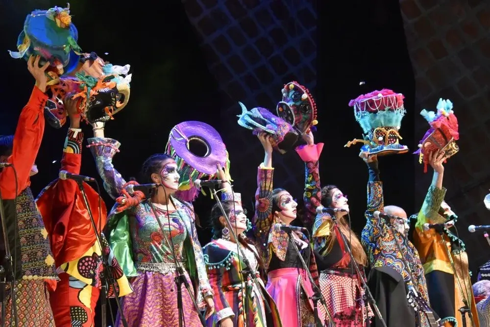 Integrantes de la murga Falta y Resto en el Teatro de Verano.