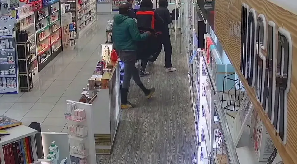 Así robaron la farmacia de Rivera y Soca