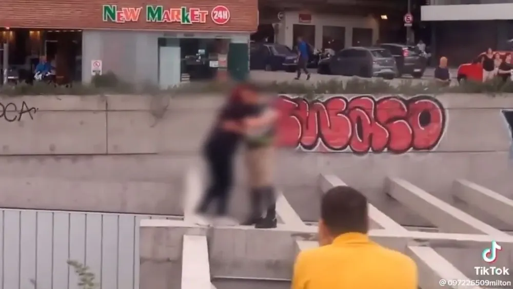 Momento del abrazo entre la chica y el policía
