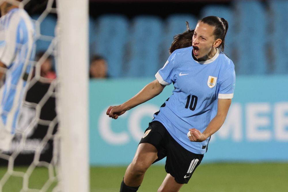 Belén Aquino de Uruguay celebra su gol ante Argentina por Liga de Naciones