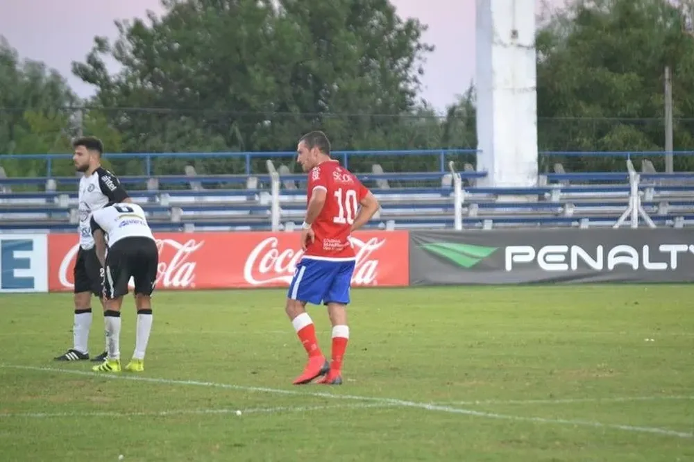 Facundo Rodríguez, el goleador de Colonia, con la 10