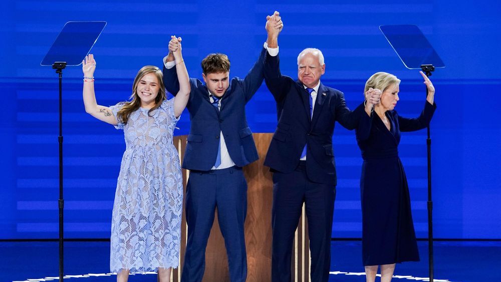 La esposa y los hijos de Tim Walz subieron al escenario después de que este terminara su discurso en la Convención Nacional Demócrata.
