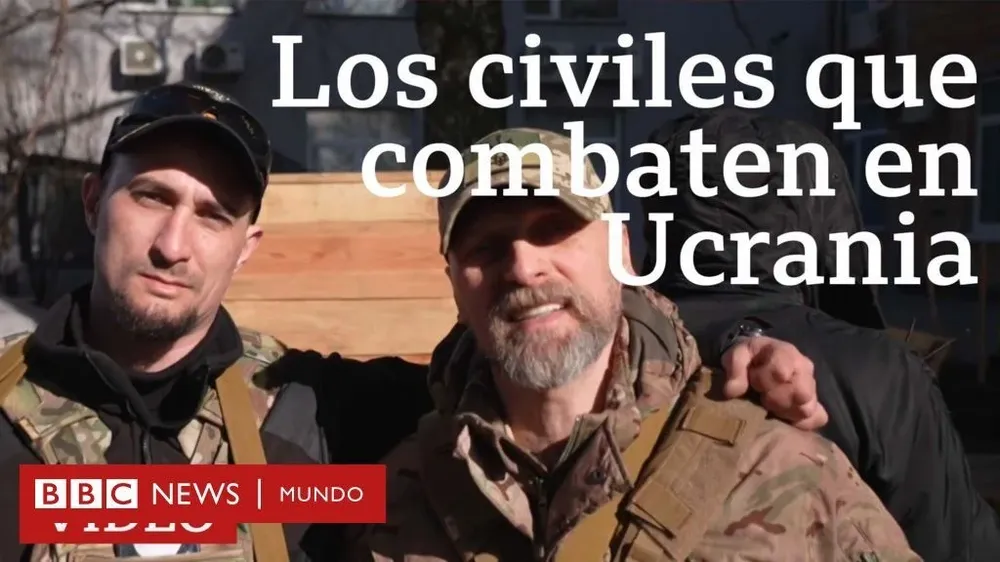Para ser distinguidos, estos combatientes voluntarios portan brazaletes amarillos
