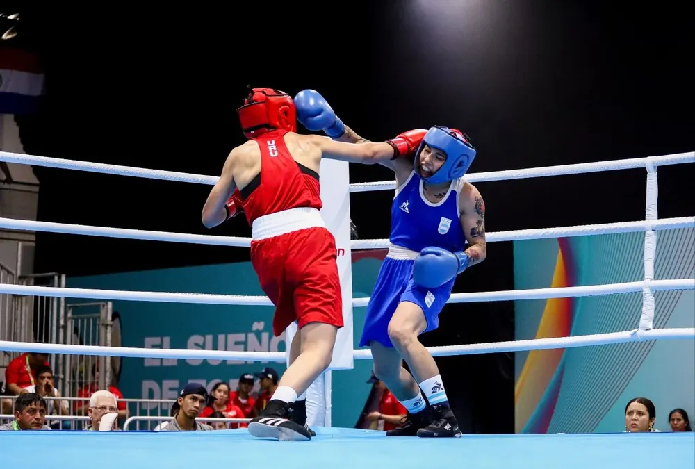 Camila Piñeiro, de rojo, en la victoria ante Viviana Palavecino
