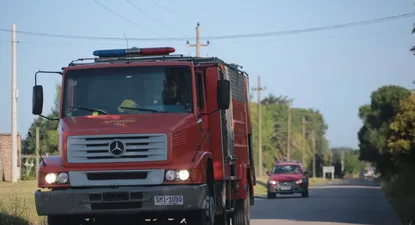 Policías y bomberos llegaron al lugar y rescataron el cuerpo del menor