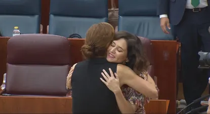 Ayuso recibe el abrazo de Mónica García.