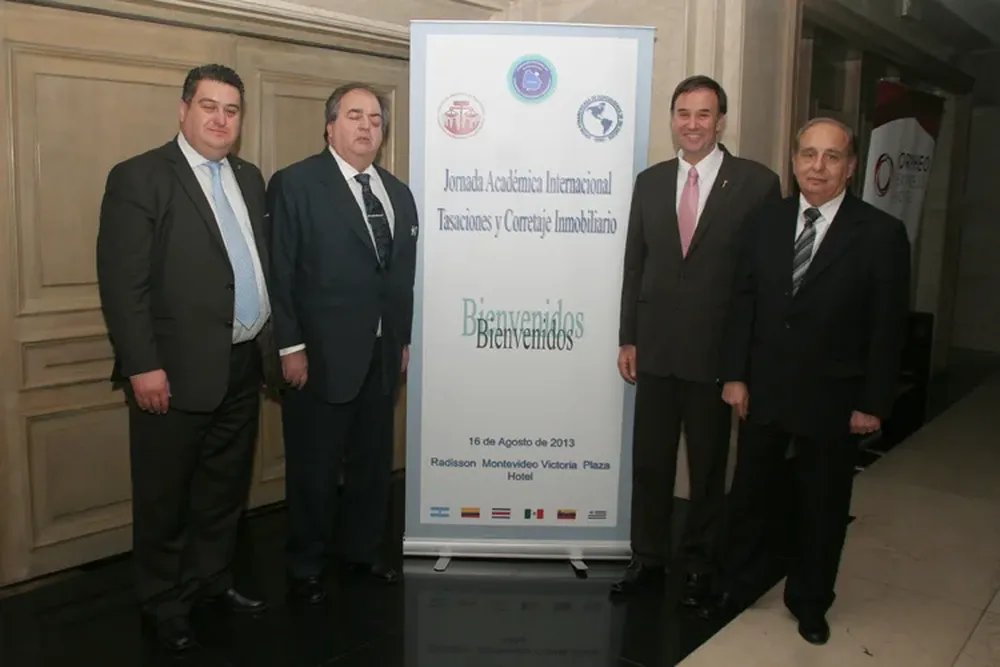 El titular de la Asociación Americana, Mario Stefanoli junto al rematador Mario Molina y al presidente del Colegio de San Isidro, Carlos Ipuche