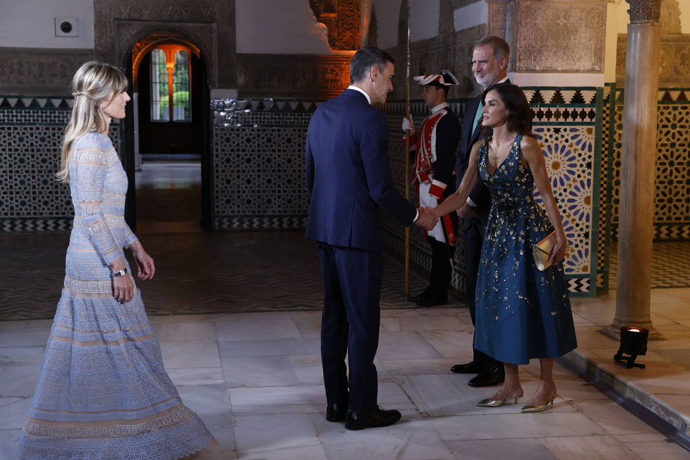 El presidente del Gobierno, Pedro Sánchez y la reina Letizia se estrechan la mano.