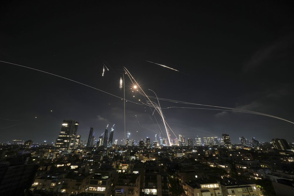 El sistema de defensa israelí interceptó miles de misiles iraníes. Según Florez, Irán estaba a pocos días de tener y utilizar un arma nuclear.