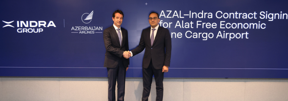 Autoridades de Indra y de&nbsp; Azerbaijan Airlines tras la firma del acuerdo,