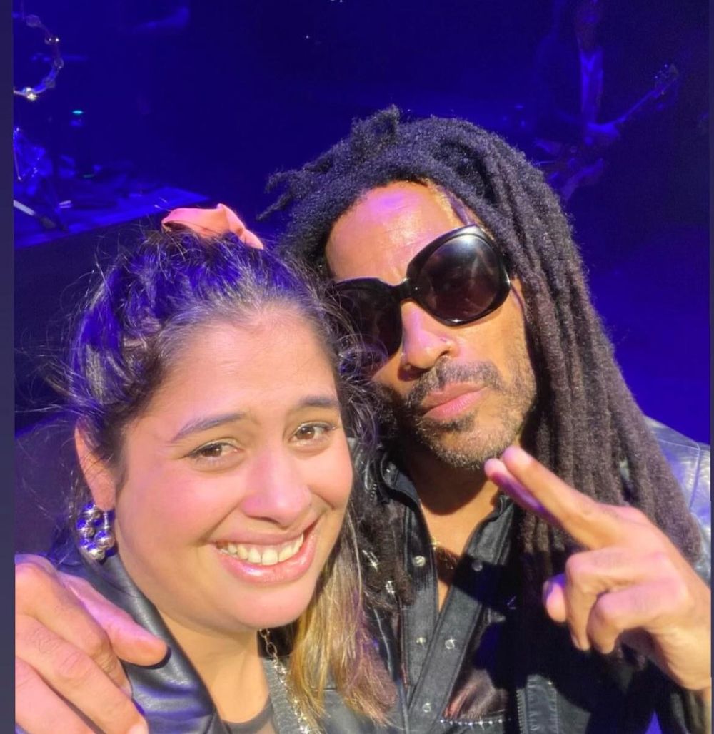 Mariana Garaza junto a Lenny Kravitz en el Estadio Centenario