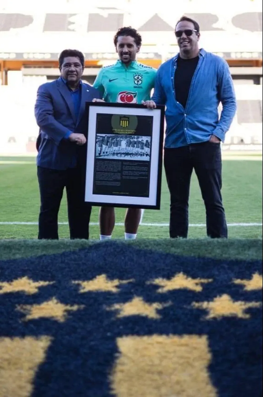 El presidente de Peñarol Ignacio Ruglio, le entregó una plaqueta especial a Marquinhos, el capitán de la selección de Brasil
