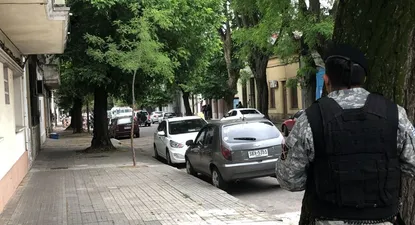 amenazo a dos embajadas y un familiar de bonomi y se atrinchero en su casa