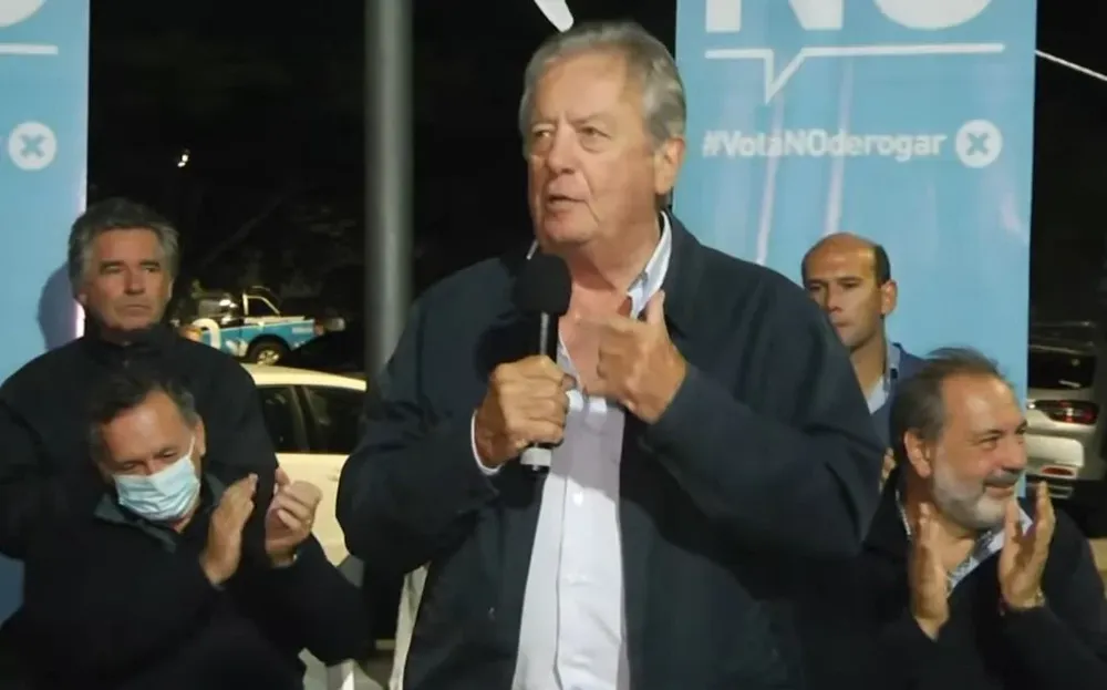 Carlos Moreira, intendente de Colonia, en un acto a favor del No