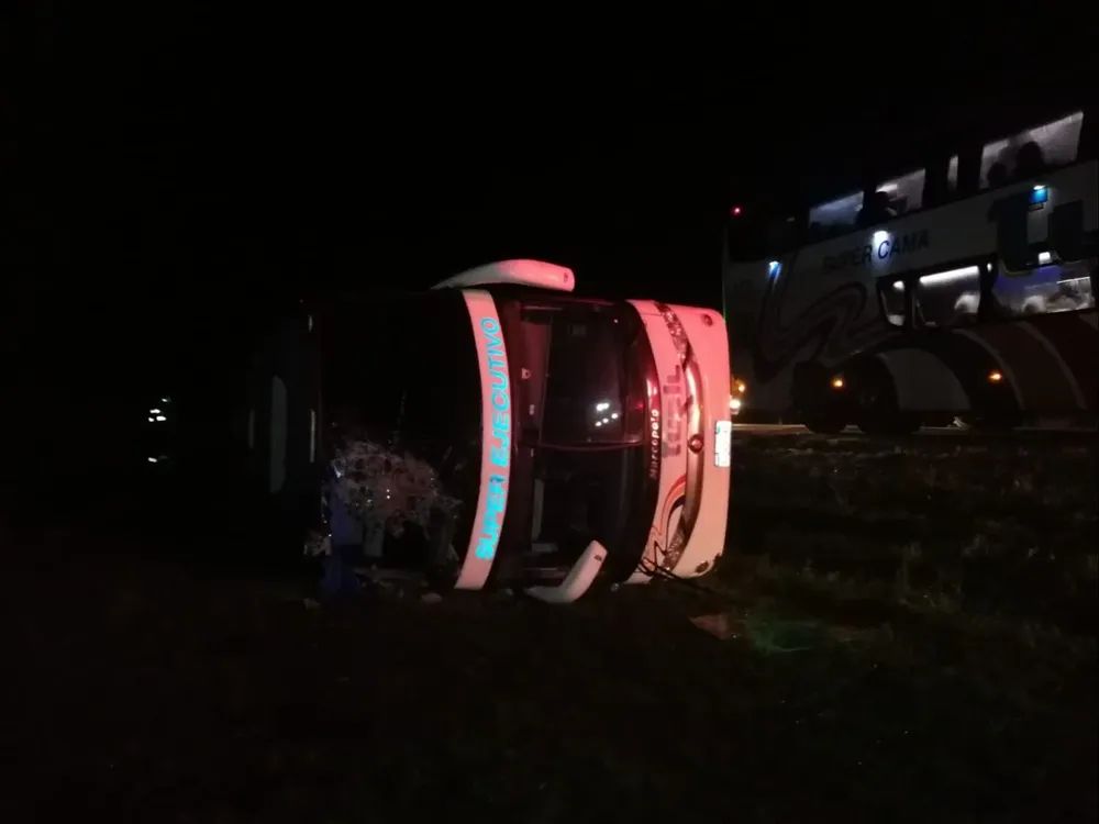 Así quedó el ómnibus de Turil que volcó al costado de la Ruta 5