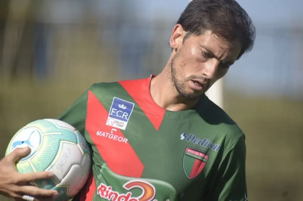 Robert Flores, de Boston River, en el partido ante Racing