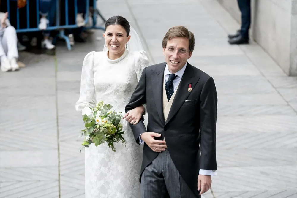 El alcalde de Madrid, José Luis Martínez-Almeida, y la sobrina segunda del Rey Felipe VI, Teresa Urquijo, salen de su boda en la parroquia San Francisco de Borja.