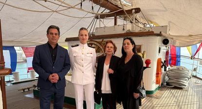 La princesa Leonor con la viuda y los hijos del escritor Vargas LLosa fallecido días atrás,. CASA REAL