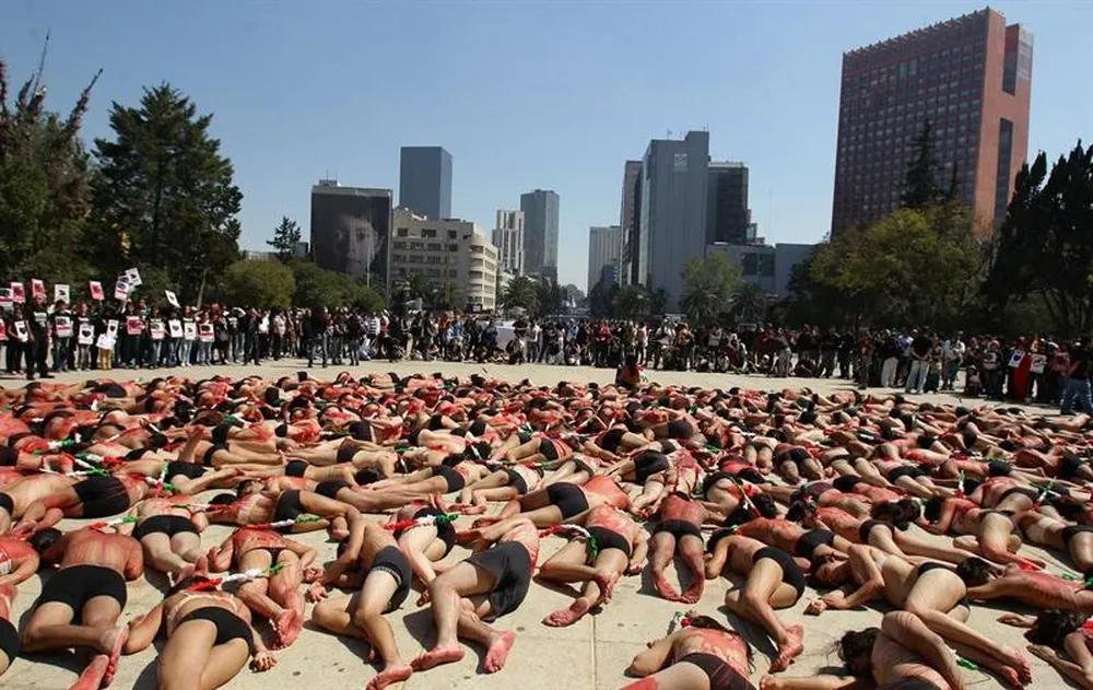 México- Cientos de activistas semidesnudos y ensangrentados se manifiestan en contra de las corridas de toros