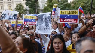 Cientos de personas participan en una concentración convocada en la Plaza de las Cortes en Madrid.