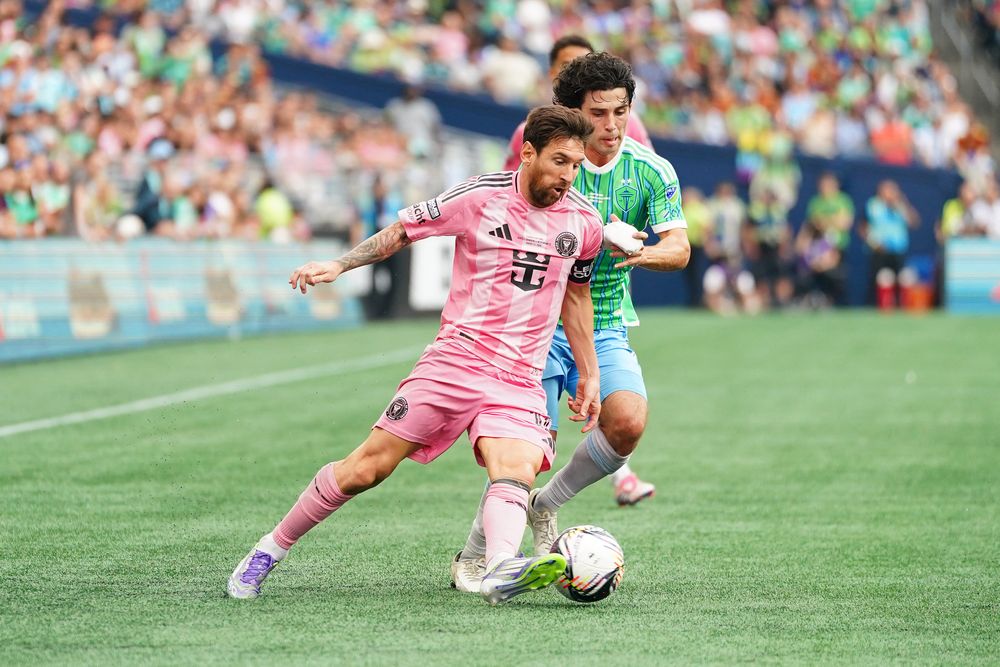 Lionel Messi, de Inter Miami, ante Paul Rothrock de Seattle Sounders en la final de la Leagues Cup