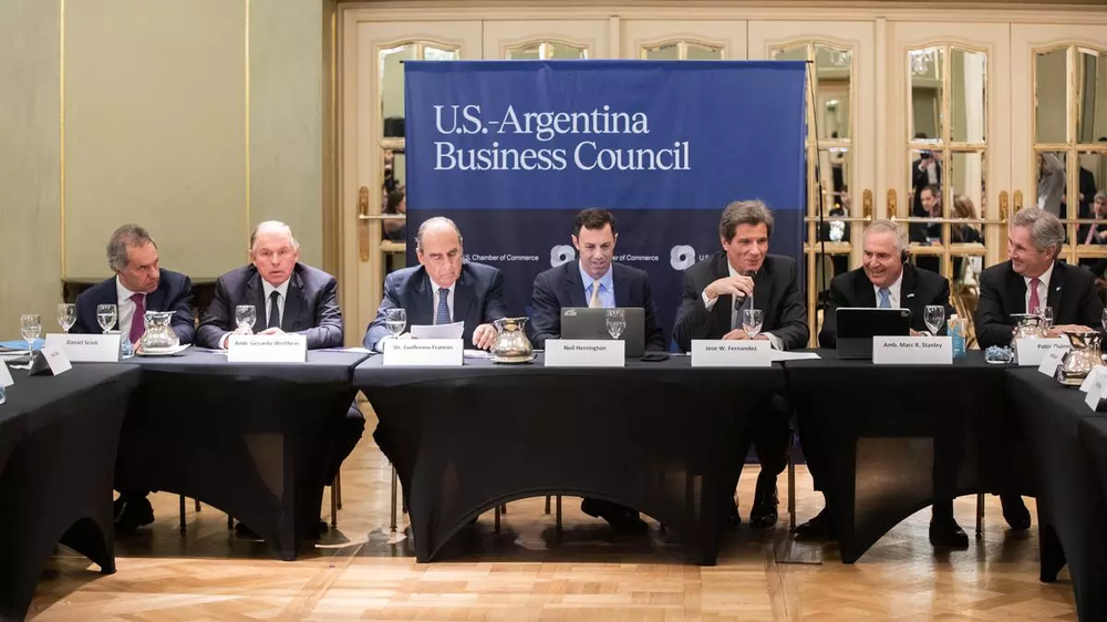 El responsable de Crecimiento Económico, Energía y Medio Ambiente, José Fernández, firmó acuerdos de cooperación sobre minerales críticos en Buenos Aires en agosto.