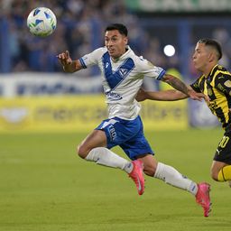 Claudio Baeza de Vélez Sarsfield ante Leonardo Fernández de Peñarol por Copa Libertadores Claudio Baeza de Vélez Sarsfield ante Leonardo Fernández de Peñarol por Copa Libertadores