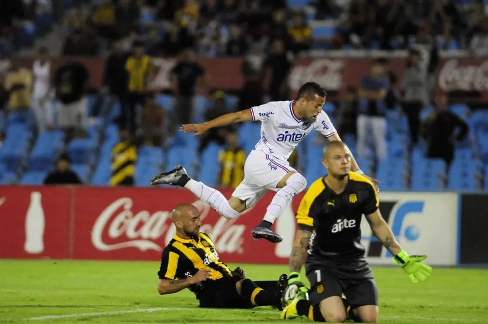El golazo del Diente López desparramó a Guillermo Rodríguez y Gastón Guruceaga