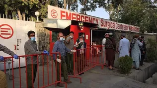 Los miembros del personal médico afgano se encuentran en la entrada de un hospital mientras esperan recibir a las víctimas de una explosión en Kabul.