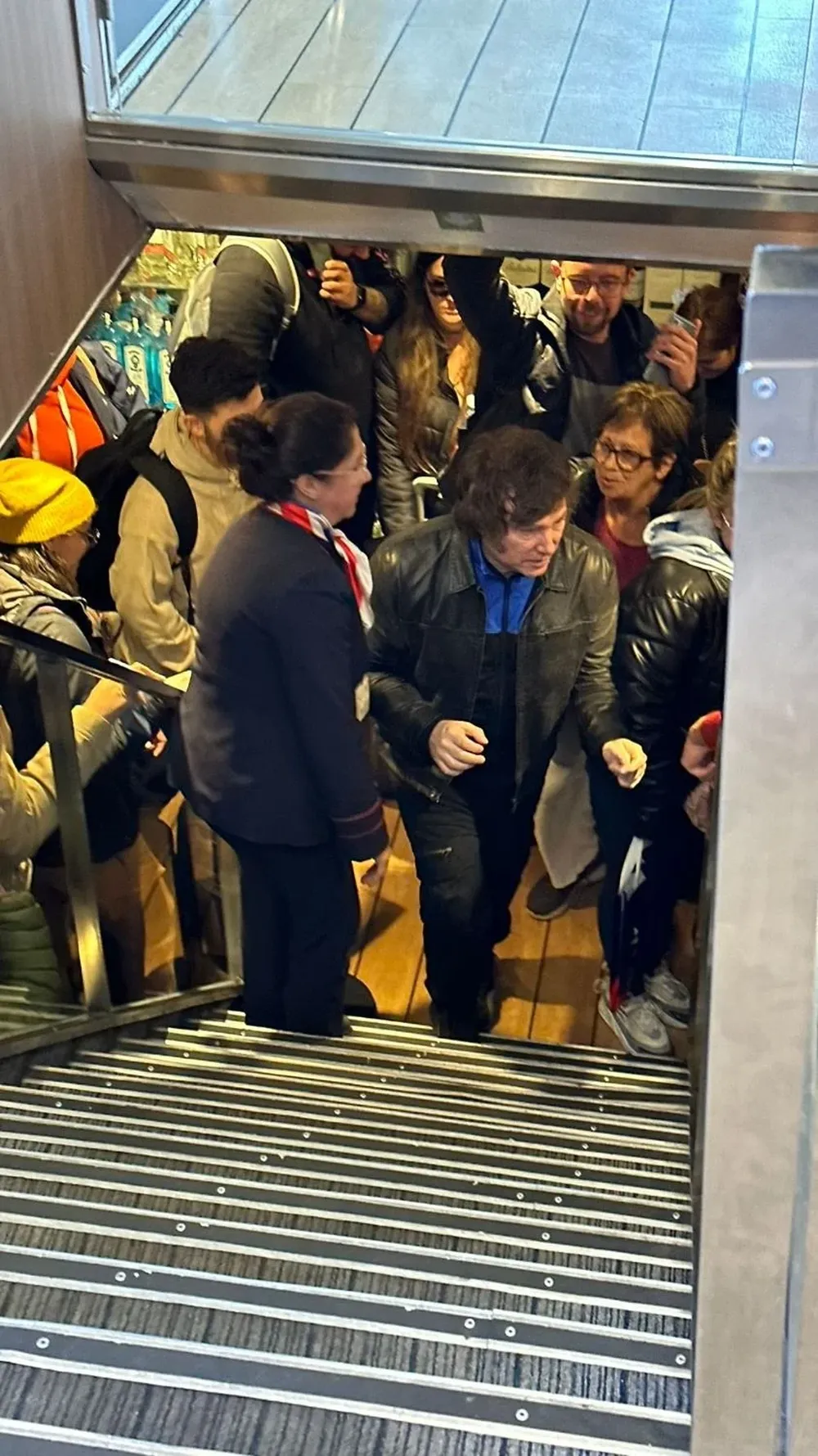 Javier Milei llegó a Uruguay en buque a las 10:30 de la mañana