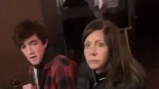 Eres un idiota: así increparon a un gobernador estadounidense mientras cenaba con su familia
