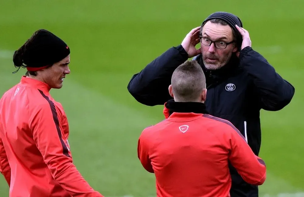 Edinson Cavani junto a su entrenador de PSG, Laurent Blanc