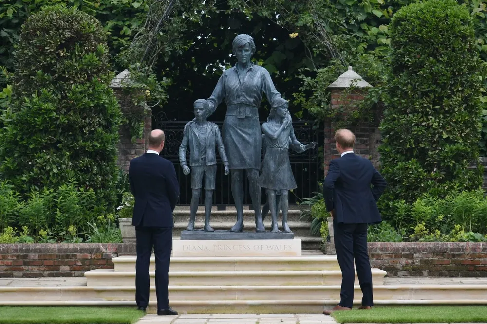 Harry y William junto a la estatua de su madre en Kensington