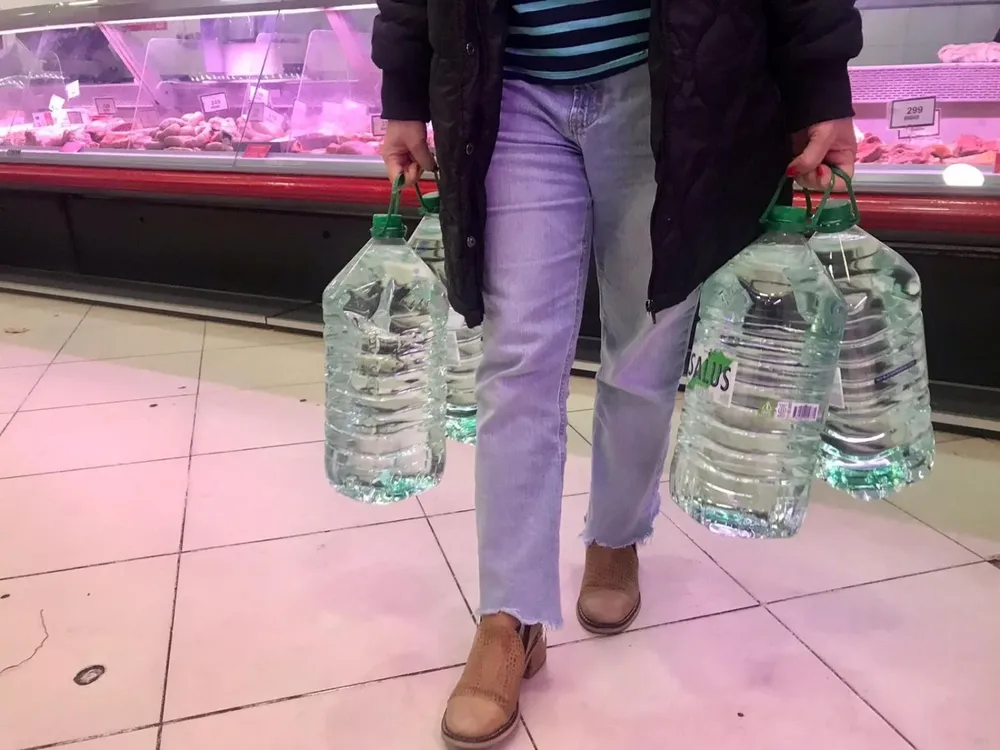 Los uruguayos compran de a varios bidones de agua en los supermercados