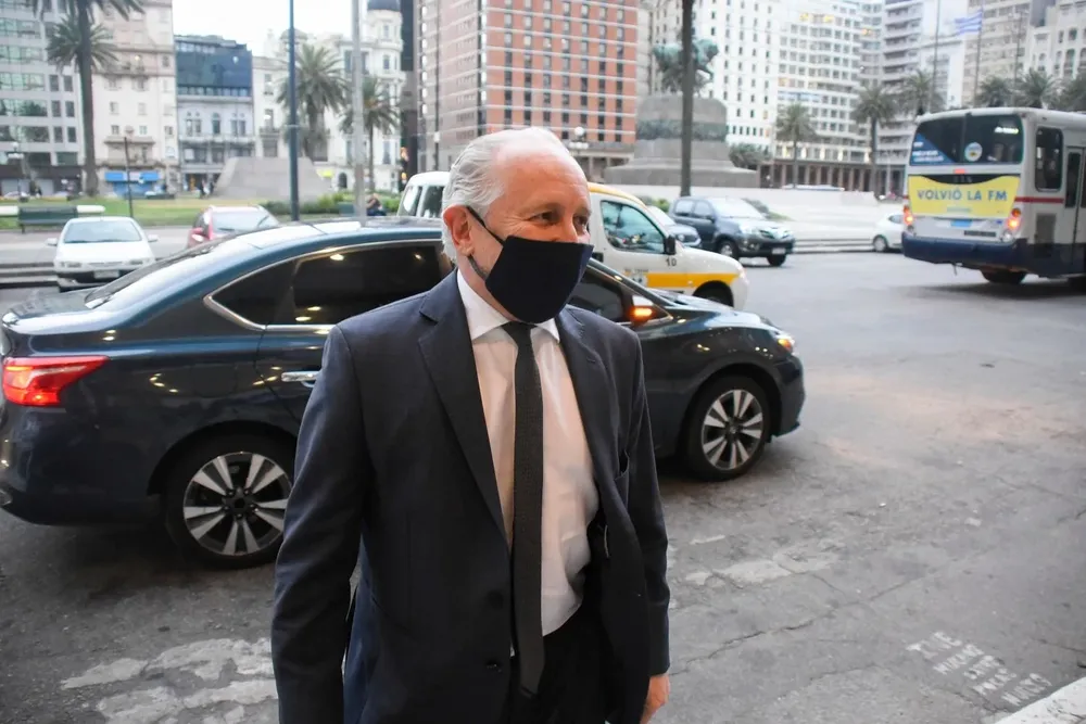 Archivo. El ministro Pablo Da Silveira llegando a Torre Ejecutiva