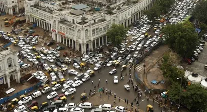 Las calles de India atestadas de tráfico tras el corte de luz y las lluvias en Nueva Delhi