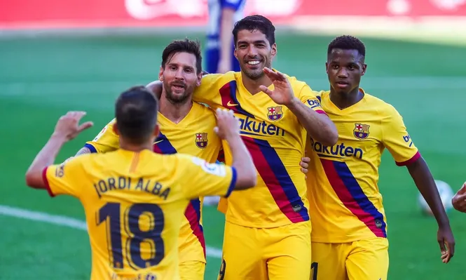 Luis Suárez junto a Lionel Messi y Jordi Alba, entre otros, cuando defendía a Barcelona