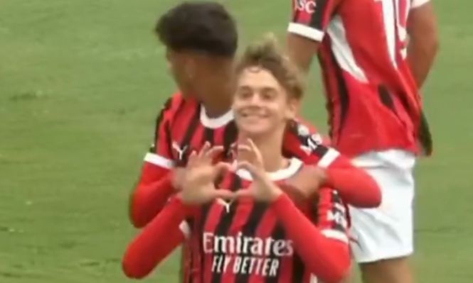 Maximilian Ibrahimovic, hizo de Zlatan Ibrahimovic, celebra su gol para Milan