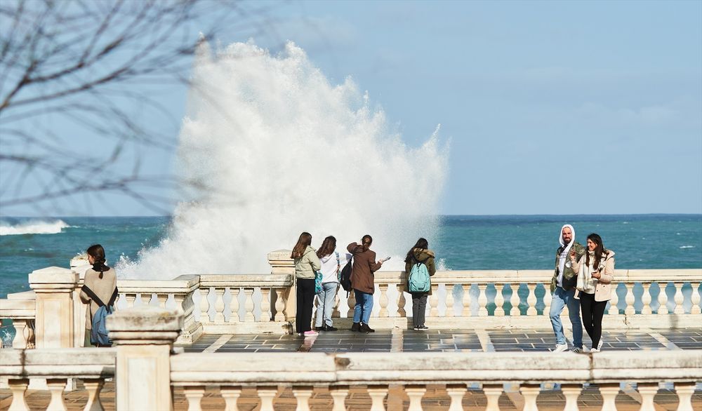 Baja de temperaturas, nieve y olas en España.