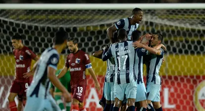 Universidad Católica festeja, atrás la desazón de Figueredo y Pérez