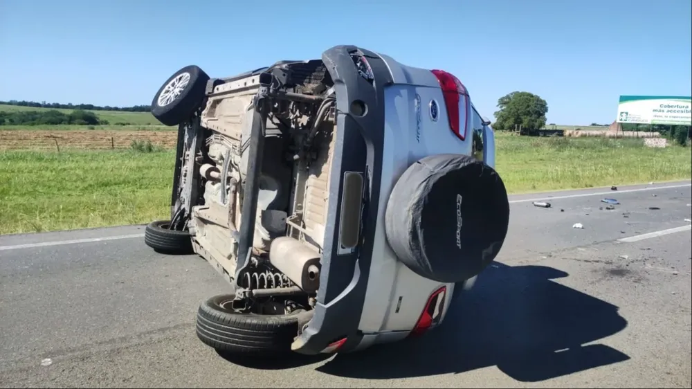 Así quedó la camioneta Ford que se accidentó en la Ruta 1 por Colonia