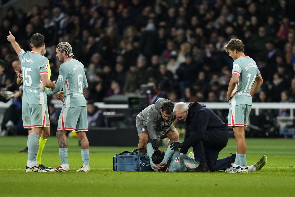 José María Giménez recibe atención médica