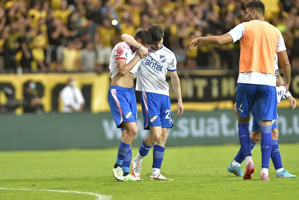 El llanto de Cándido, consolado por Ramírez y Risso