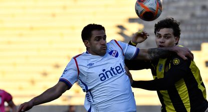 Maximiliano Gómez de Nacional ante Nahuel Herrera de Peñarol por el Torneo Clausura