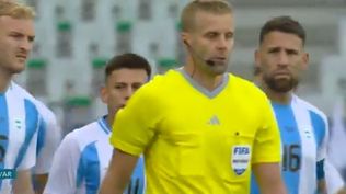 El árbitro Glenn Nyberg de Suecia anula el gol argentino tras ver el VAR en los Juegos Olímpicos París 2024 y Nicolás Otamendi no lo puede creer