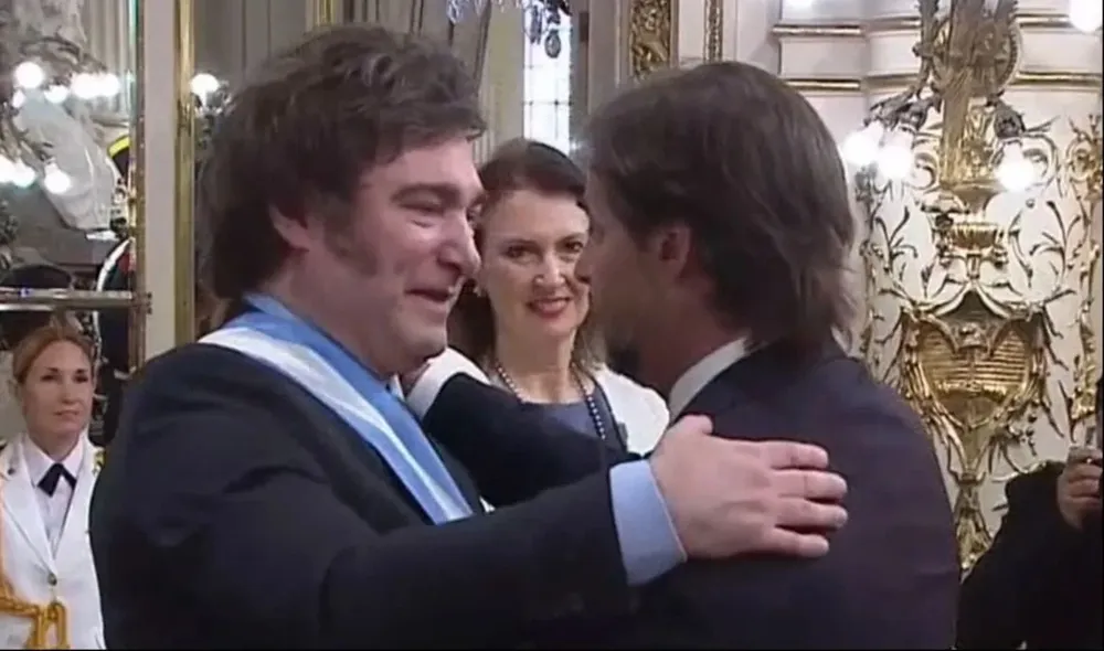 Saludo entre Javier Milei y Luis Lacalle Pou el día de la asunción del presidente argentino