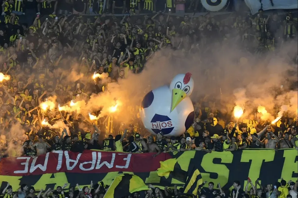 🔥FIESTA, LA HINCHADA MUESTRA TRAPOS ROBADOS PREVIO AL CLÁSICO. PEÑAROL vs  Liverpool - Clausura 2023