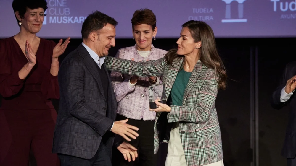 Alejandro Amenábar recibe el saludo de la reina Letizia en el Festival Ópera Prima de Tudela.&nbsp;