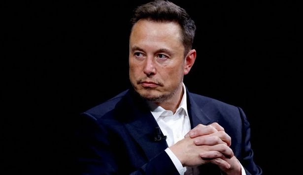 Elon Musk propone una salida ante el desempleo producido por la IA.